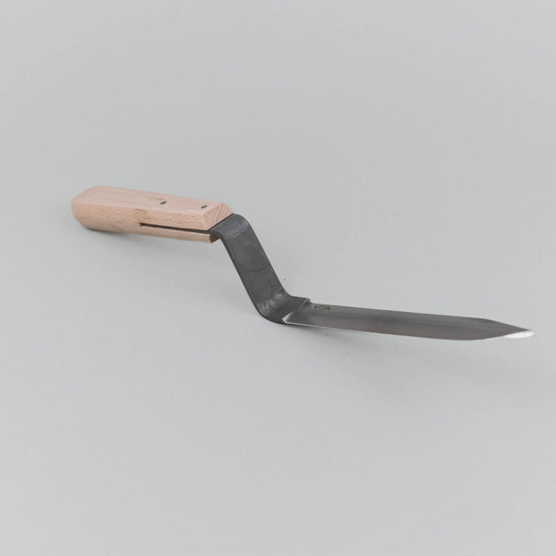 nůž na sklizeň s ocelovou čepelí a dřevěnou rukojetí z boku