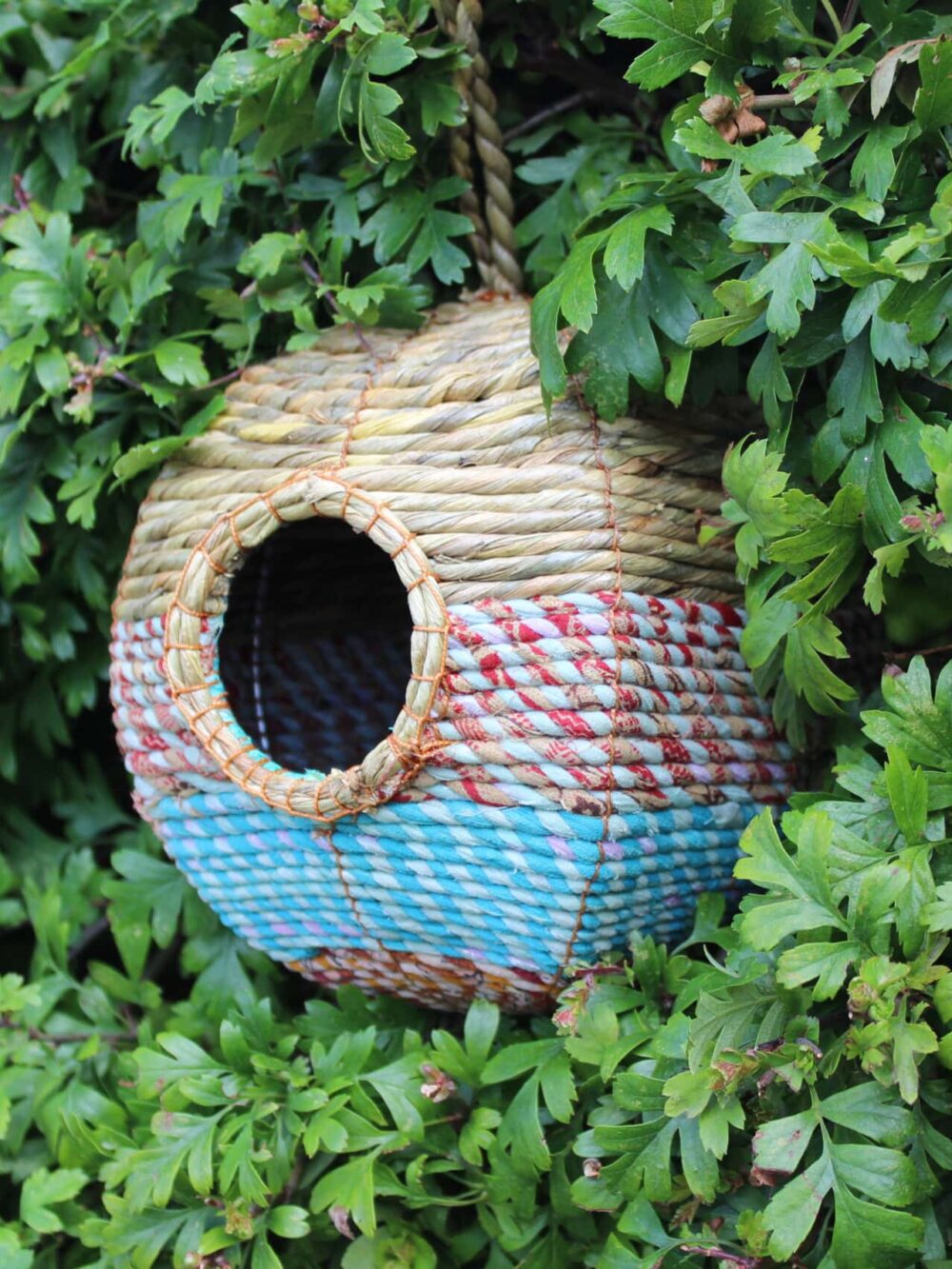 kulaté hnízdo pro ptáky z mořských řas a recyklovaného sárí barevné ANITA