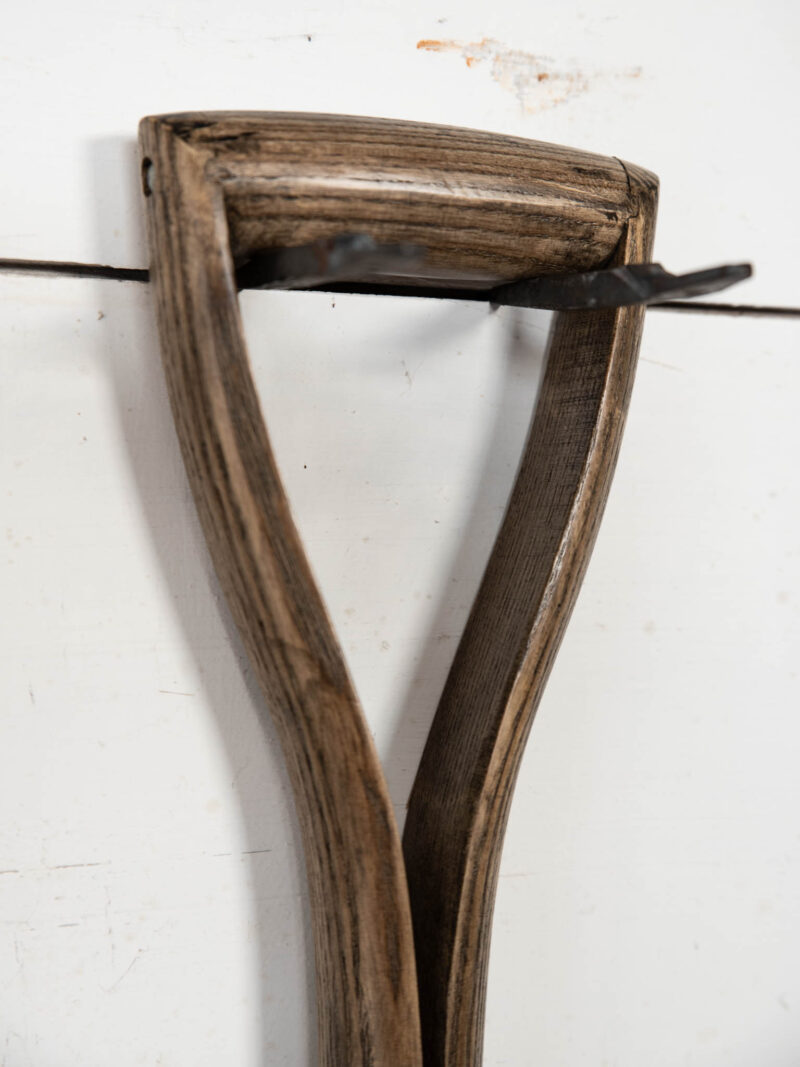 detail dřevěné rukojeti nerezového rýče