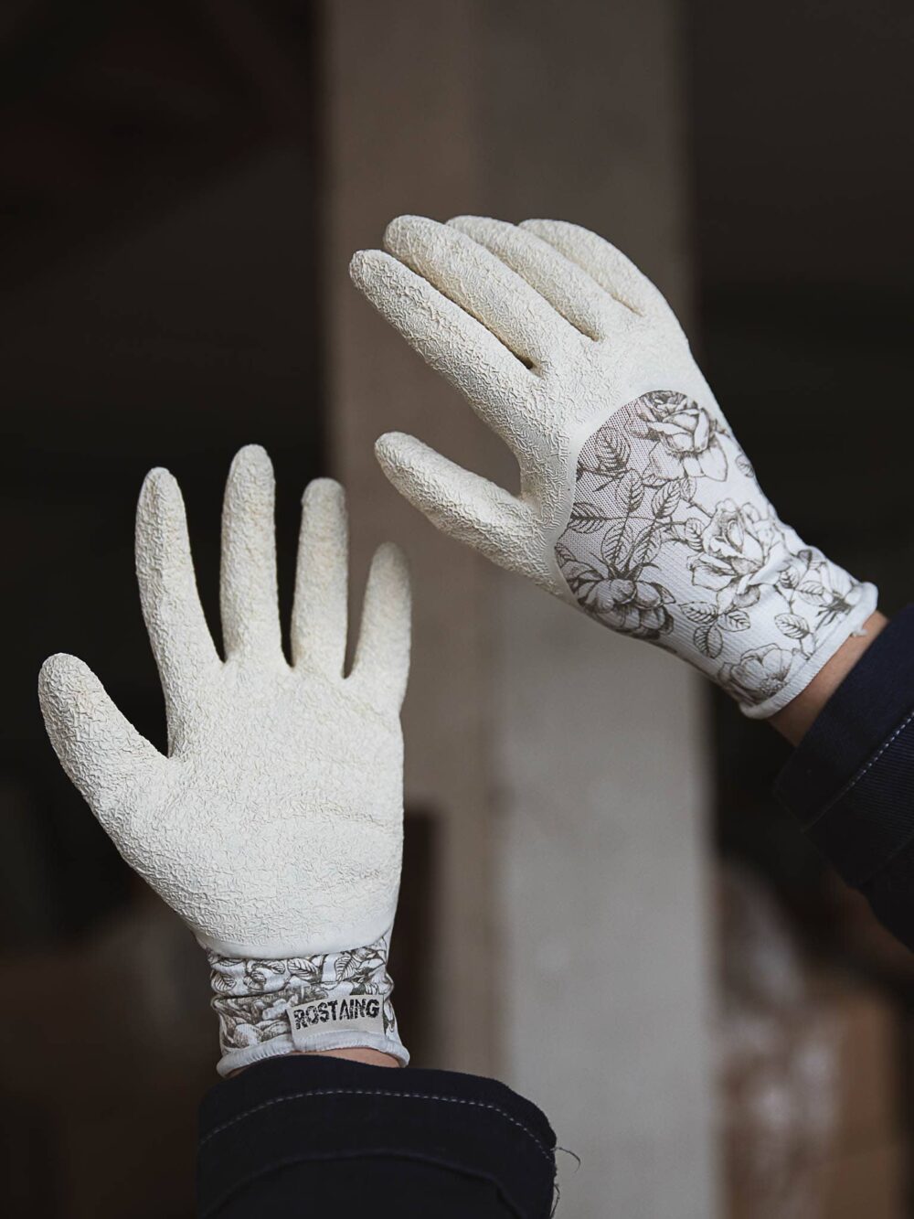 bílé zahradní rukavice se vzorem